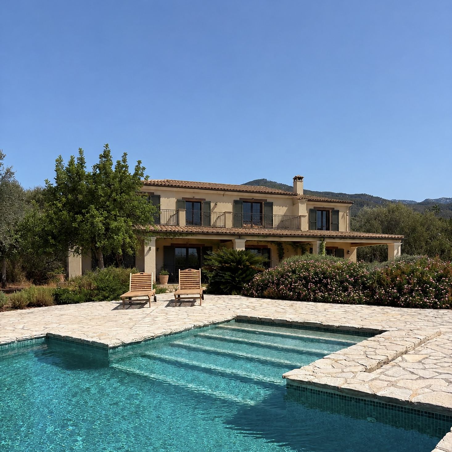 Pool und Garten einer betreuten Finca auf Mallorca
