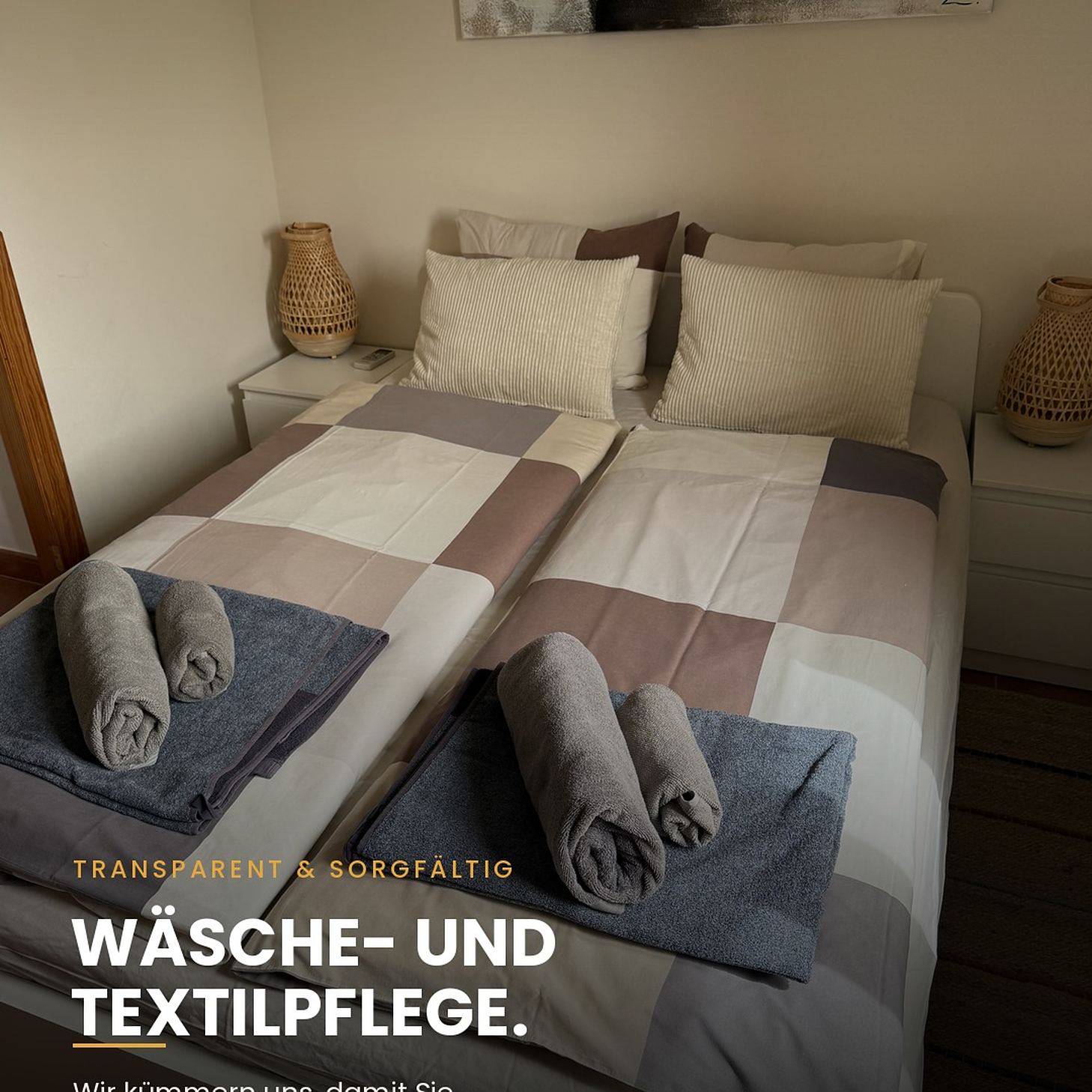 Frisch bezogenes Bett mit bereitgelegten Handtüchern
