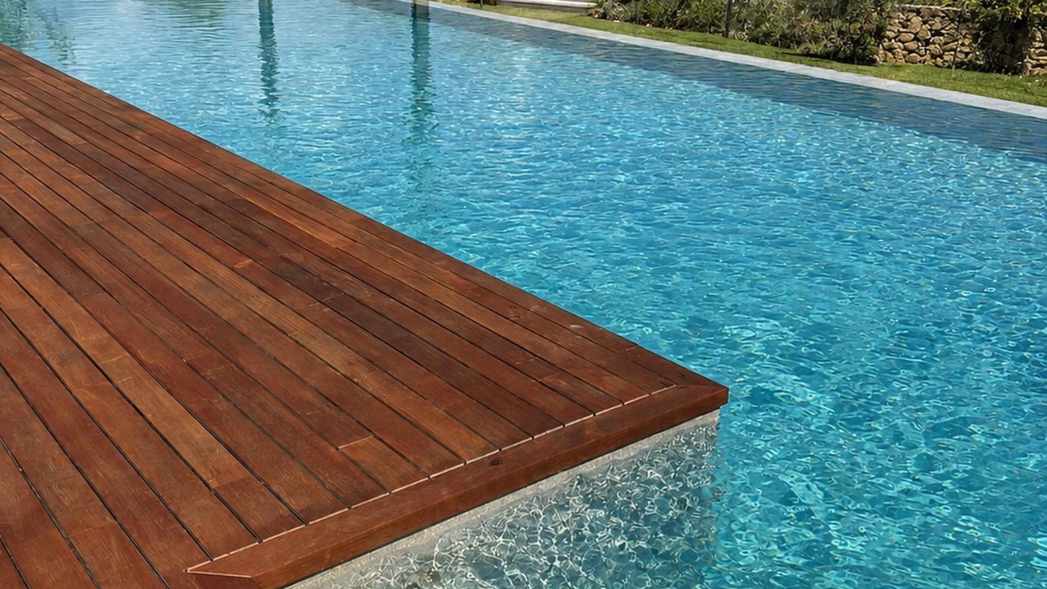 Holzdeck am Pool einer Villa auf Mallorca